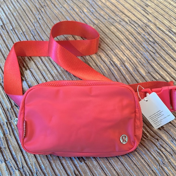 Lululemon Everywhere Belt Bag 1L - Picture 3 of 7